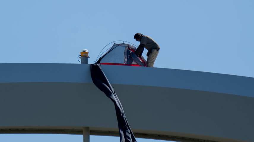 Homem escala ponte em Washington em protesto contra a guerra