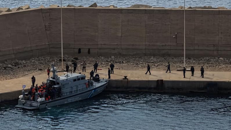 Ativistas da Flotilha Global Sumud são transferidos na Grécia — Foto: REUTERS/Stefanos Rapanis