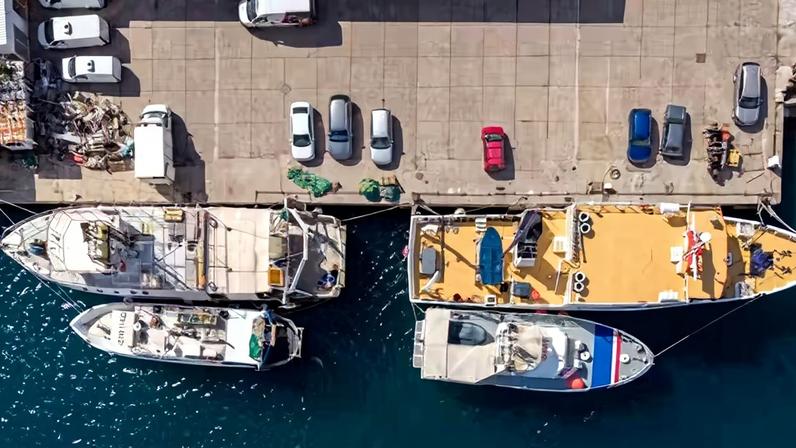 Uma vista aérea feita por drone mostra barcos de pesca e outras embarcações no porto de Sustjepan, em Dubrovnik.