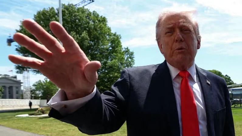 O presidente dos EUA, Donald Trump, deixa a Casa Branca em Washington