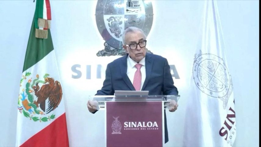 O governador do estado mexicano de Sinaloa, Rubén Rocha, fala à imprensa após afirmar, no fim da sexta-feira, que deixaria o cargo, dias depois de os Estados Unidos anunciarem que o acusaram, junto com outros integrantes do partido governista, por suposto envolvimento com o poderoso Cartel de Sinaloa — em uma grande escalada da pressão americana sobre o México —, em Culiacán, no estado de Sinaloa, México, em 1º de maio de 2026. Governo de Sinaloa/Assessoria de imprensa/Divulgação via REUTERS