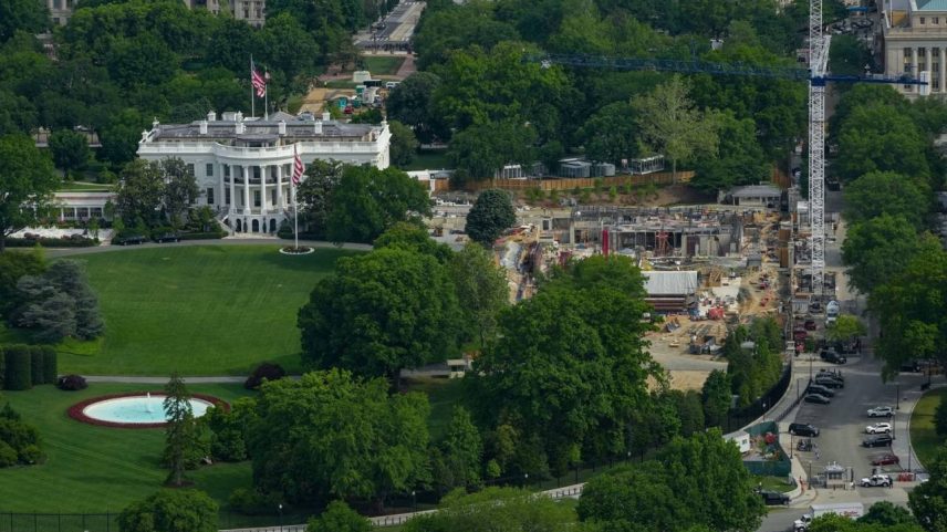 Vista aérea do topo do Monumento a Washington mostra equipes de construção dando continuidade aos trabalhos de preparação do local para um planejado salão de festas da Casa Branca, na área do antigo East Wing, em Washington, D.C., EUA, em 2 de maio de 2026. REUTERS/Ken Cedeno