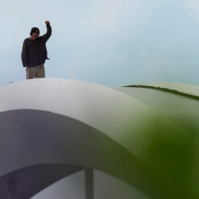 Homem protesta contra guerra no Irã e IA no topo de ponte em Washington, D.C.