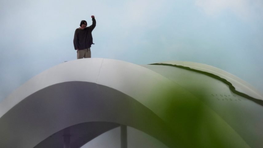 Homem protesta contra guerra no Irã e IA no topo de ponte em Washington, D.C.