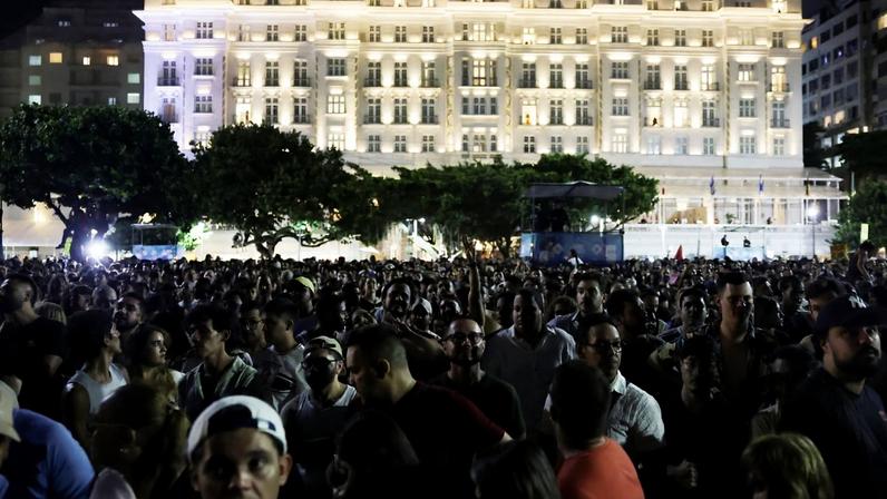 Fans gather outside the hotel where Colombian singer Shakira is accommodated, ahead of her open concert on Copacabana Beach in Rio de Janeiro, Brazil, May 1, 2026. REUTERS/Ricardo Moraes