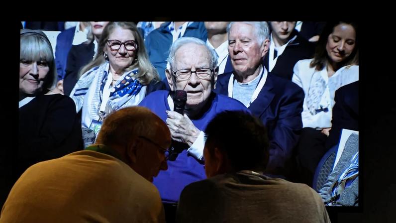 Acionistas acompanham o discurso de Warren Buffett na assembleia anual da Berkshire Hathaway Inc., em Omaha, Nebraska.