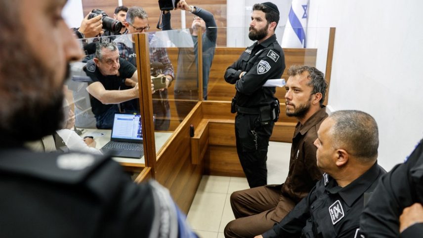 O ativista Thiago Avila (de marrom), membro da Flotilha Global Sumud detido por Israel, comparece a uma audiência de prorrogação de sua detenção em um tribunal em Ashkelon, no sul de Israel.