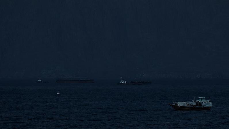 Navios e petroleiros no Estreito de Ormuz , ao largo da costa de Musandam, Omã