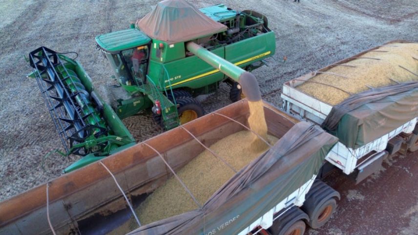 Agricultores colhem soja em uma fazenda em Maringá, no estado do Paraná, Brasil, em 3 de março de 2025