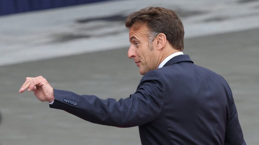 O presidente francês Emmanuel Macron chega para a cúpula da Comunidade Política Europeia em Yerevan, Armênia