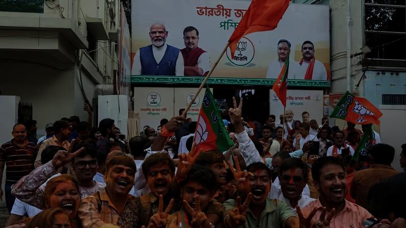 Apoiadores do BJP celebram vitória na sede do partido em Kolkata, Bengala Ocidental, no domingo (4)