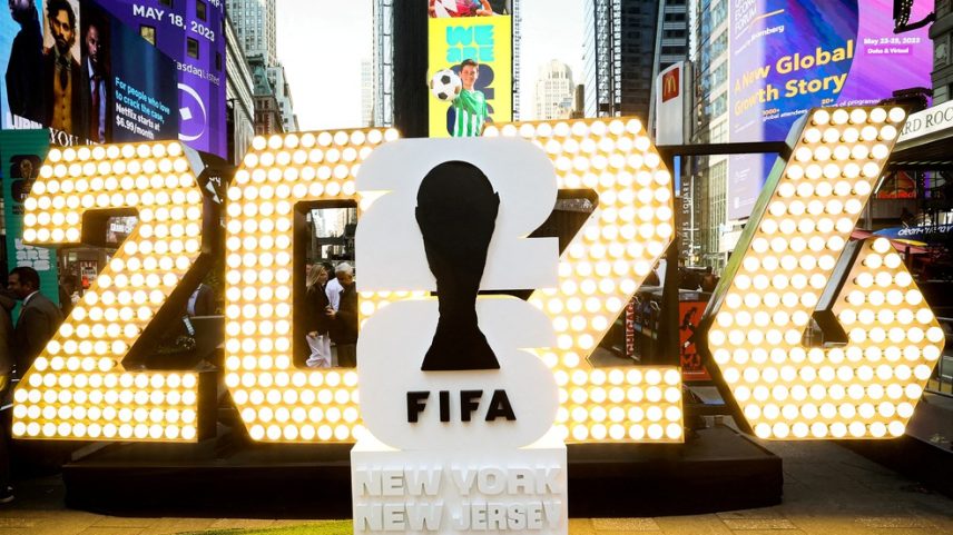 FOTO DE ARQUIVO: O logotipo da Copa do Mundo da FIFA de 2026 de Nova York/Nova Jersey é revelado durante o evento de lançamento na Times Square, em Nova York, nos Estados Unidos, em 18 de maio de 2023. — Foto: Reuters/Brendan McDermid/Foto de arquivo