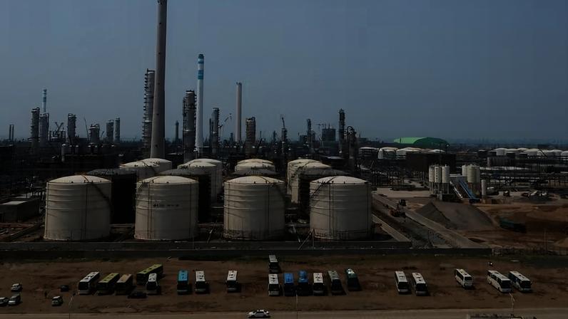 novo complexo de refino e petroquímica da Hengli Petrochemical é visto na ilha de Changxing, em Dalian — Foto: REUTERS/Chen Aizhu/Foto de Arquivo