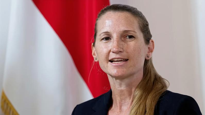A chefe de inteligência da Áustria, Sylvia Meyer, fala a jornalistas nesta segunda-feira (4 de maio)