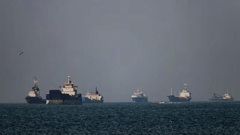 Navios ancorados perto de Bandar Abbas, Irã — Foto: Amirhosein Khorgooi/REUTERS