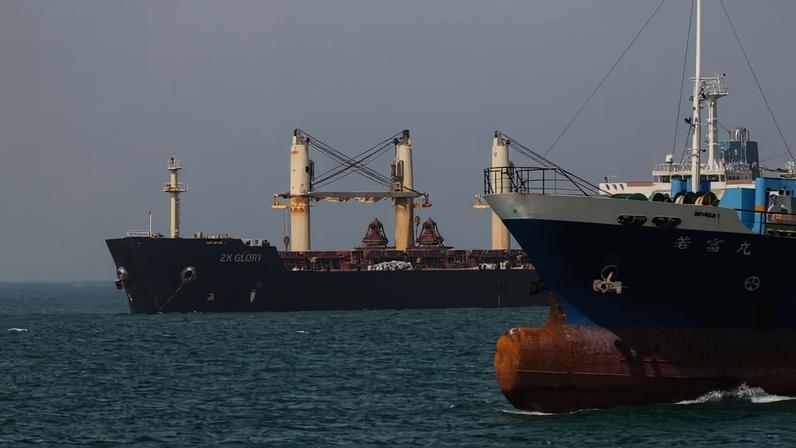 Navios parados no Estreito de Ormuz, perto de Bandar Abbas, no Irã, em imagem de arquivo — Foto: Amirhosein Khorgooi/ISNA/WANA