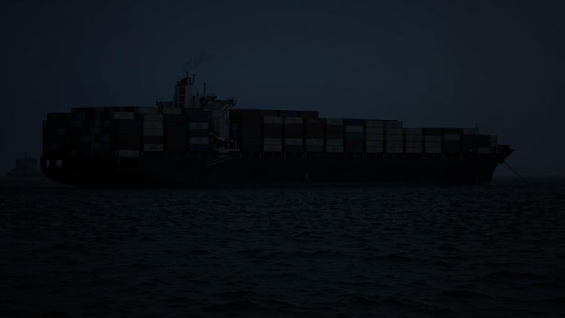 Navios no Estreito de Ormuz perto de Bandar Abbas, Irã, 4 de maio de 2026