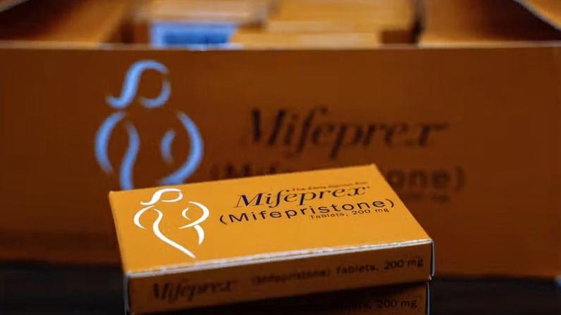 Caixas de Mifepristona, o primeiro comprimido usado em abortos medicamentosos — Foto: REUTERS/Evelyn Hockstein