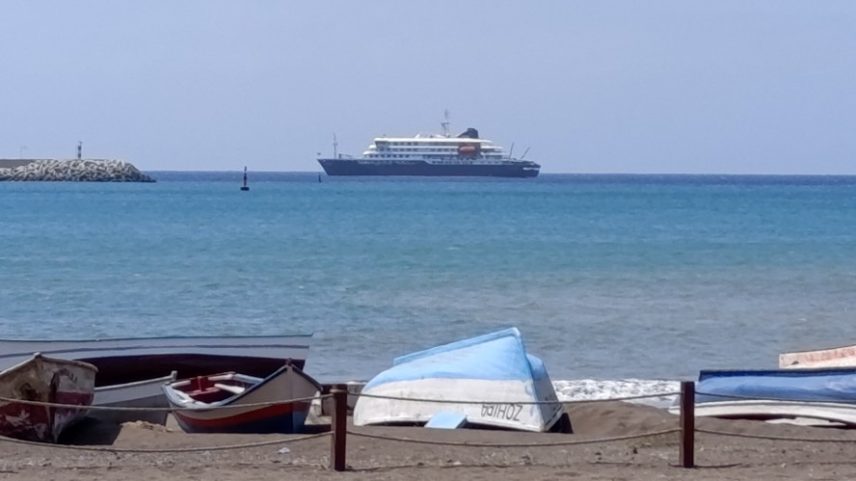 O navio de cruzeiro MV Hondius atraca no porto de Cabo Verde, enquanto os passageiros não foram autorizados a desembarcar devido a suspeitas de hantavírus a bordo