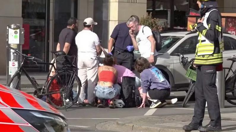 Pessoas se reúnem após um carro atropelar uma multidão em Leipzig , Alemanha