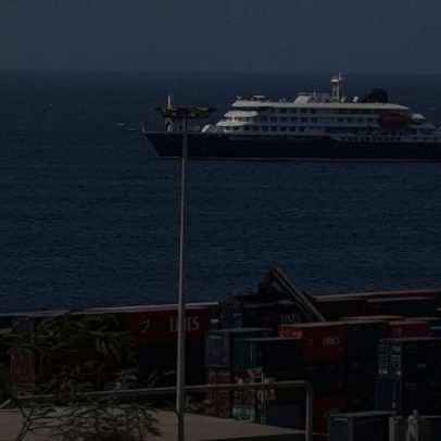 Passageiros começam a deixar navio após surto de hantavírus