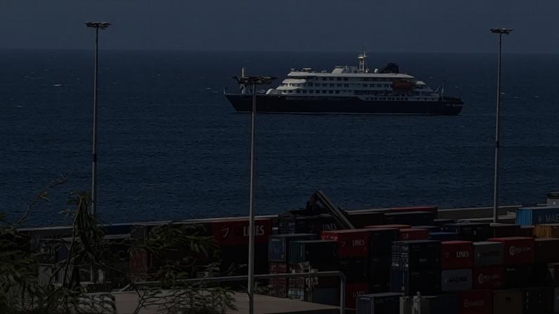 Navio de cruzeiro MV Hondius com casos suspeitos de hantavírus no porto de Cabo Verde 4 de maio de 2026 Foto tirada com um telefone celular REUTERS/Stringer