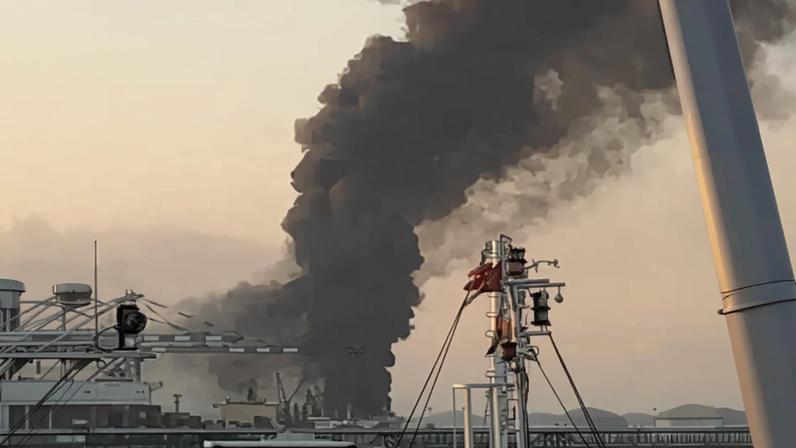 Fumaça sobe da zona industrial de petróleo de Fujairah após ataque de drone, em Fujairah, nos Emirados Árabes Unidos, em imagem extraída de vídeo divulgado nas redes sociais em 4 de maio de 2026. Mídias sociais/via REUTERS