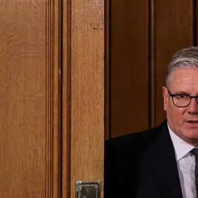 Premiê britânico resiste à pressão para renunciar e diz que segue no cargo