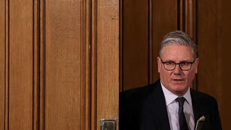 O primeiro-ministro britânico, Keir Starmer, chega para uma reunião com líderes de toda a sociedade para discutir o combate ao antissemitismo, em Downing Street, Londres