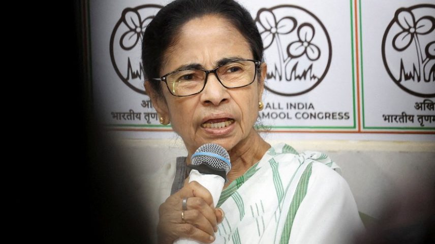 A chefe do governo de Bengala Ocidental, Mamata Banerjee , líder do Congresso Trinamool (TMC), discursa durante uma coletiva de imprensa
