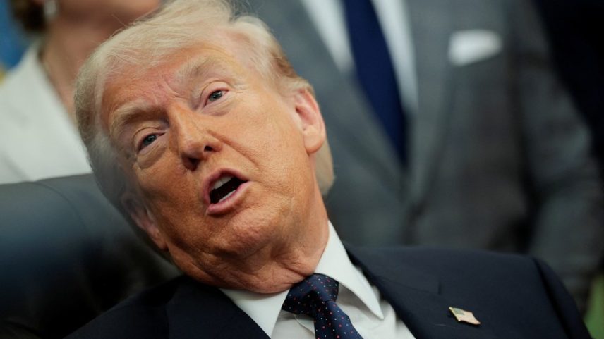 O presidente dos EUA, Donald Trump, participa de um evento para assinar um memorando no Salão Oval da Casa Branca