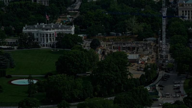 Vista aérea do topo do Monumento a Washington mostra equipes de construção enquanto continuam a preparação do terreno para um salão de baile planejado para a Casa Branca , na área da antiga Ala Leste, em Washington