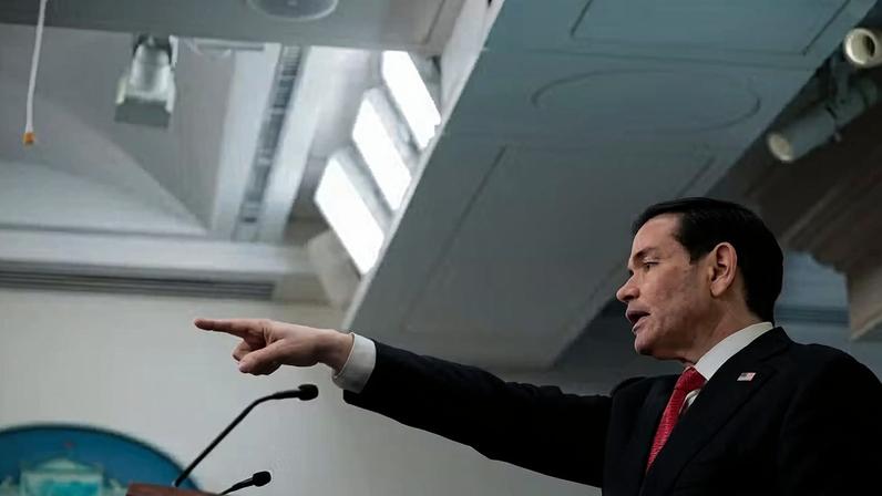 O secretário de Estado dos EUA, Marco Rubio, gesticula enquanto fala durante uma coletiva de imprensa na Sala de Imprensa James S. Brady, na Casa Branca