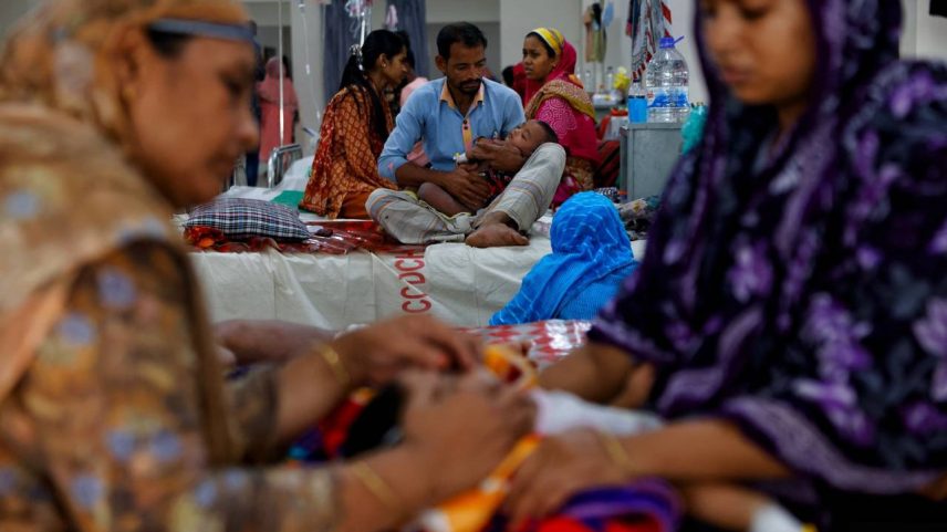 Um homem segura uma criança infectada com sarampo que recebe tratamento no Hospital DNCC, após um surto da doença em todo o país, em Daca, Bangladesh, 6 de maio de 2026. REUTERS/Mohammad Ponir Hossain