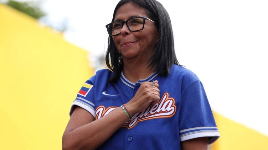 A presidente interina da Venezuela, Delcy Rodríguez, faz gesto a apoiadores durante um evento em que anunciou aumento da renda mínima, em Caracas, Venezuela, em 30 de abril de 2026. REUTERS/Leonardo Fernandez Viloria/Arquivo