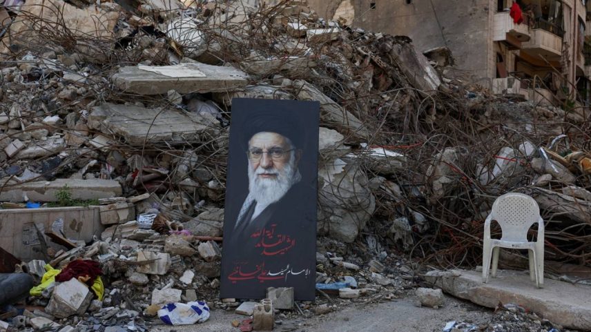 6 de maio de 2026 - Um retrato do antigo líder supremo do Irã, Aiatolá Ali Khamenei, em um local destruído por um ataque israelense no subúrbio de Beirute. Foto: REUTERS/Mohamed Azakir