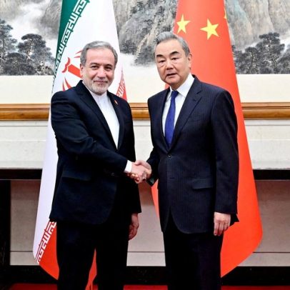 China recebe chanceler iraniano e defende reabertura do Estreito de Ormuz