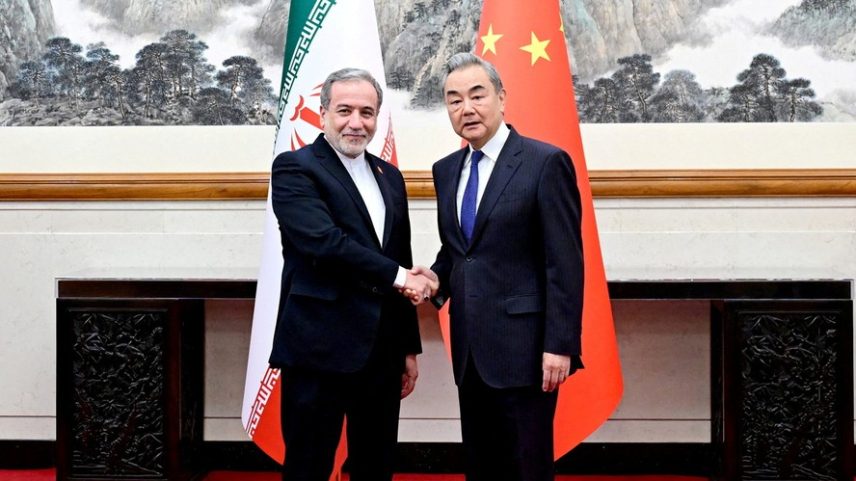 Abbas Aragchi e seu colega chinês, Wang Yi — Foto: Ministério das Relações Exteriores da China/Reuters