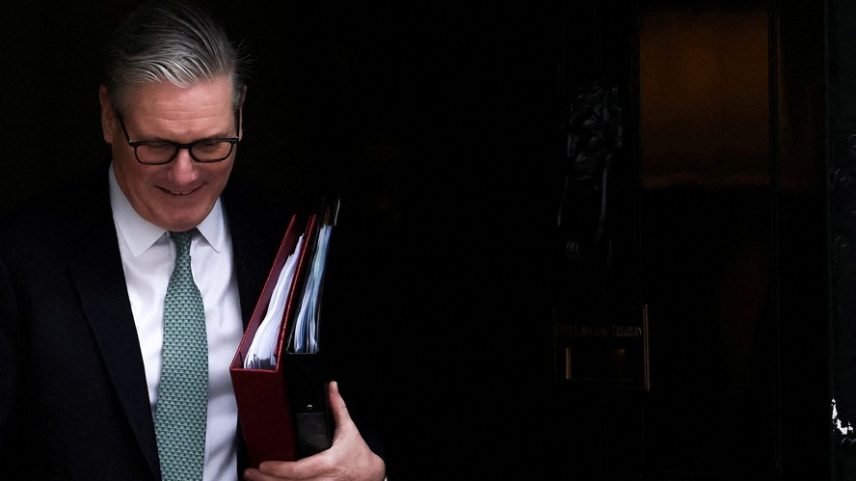 O primeiro-ministro britânico, Starmer, caminha pela Downing Street em Londres