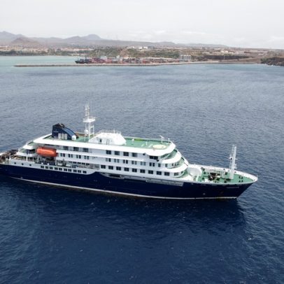 Navio com hantavírus segue para a Espanha após evacuação de três pessoas