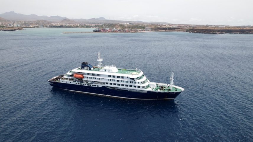 Vista aérea do navio de cruzeiro MV Hondius , com passageiros suspeitos de terem casos de hantavírus a bordo, enquanto se prepara para deixar praia