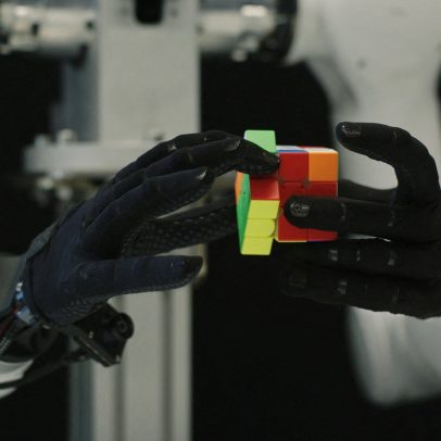 Startup francesa divulga IA com mão robótica semelhante à humana