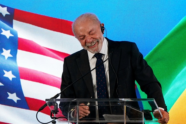 Lula dá entrevista coletiva na Embaixada do Brasil em Washington 7 de maio de 2026 REUTERS/Elizabeth Frantz