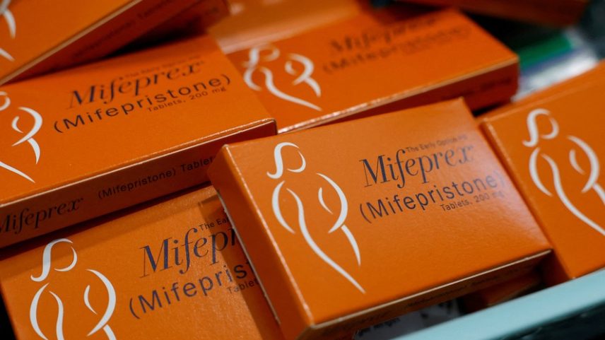 Um contêiner contendo caixas de Mifepristona , o primeiro medicamento usado em um aborto medicamentoso, é preparado para pacientes na Clínica Feminina Alamo em Carbondale, Illinois, EUA, em 20 de abril de 2023 — Foto: REUTERS/Evelyn Hockstein/Foto de Arquivo