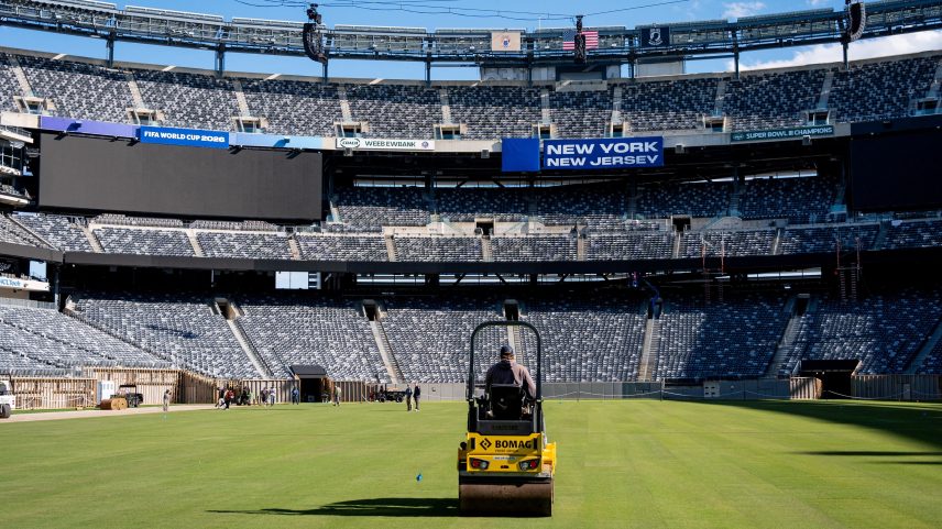 Trabalhador instala novo gramado do MetLife Stadium, em Nova Jersey, estádio que receberá jogos da Copa do Mundo de 2026, incluindo a final — Foto: Angelina Katsanis/Reuters