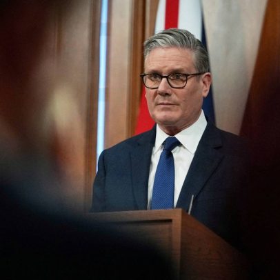 Starmer reafirma permanência no cargo diante de pressão por renúncia