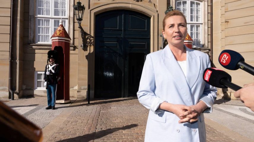 Primeira-ministra da Dinamarca, Mette Frederiksen, fala à imprensa após uma reunião com o rei Frederik da Dinamarca, no palácio de Amalienborg, em Copenhague, Dinamarca, sexta-feira, 8 de maio de 2026. Emil Nicolai Helms/Ritzau Scanpix/via REUTERS