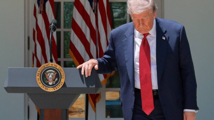 O presidente dos Estados Unidos, Donald Trump, participa de uma recepção de Dia das Mães para “Gold Star mothers”, mães de militares mortos em serviço, e para as chamadas “Angel Mothers”, como a Casa Branca descreve mães de pessoas assassinadas por imigrantes em situação irregular no país, no Jardim das Rosas, na Casa Branca, em Washington, em 8 de maio de 2026. Foto: Jonathan Ernst/Reuters