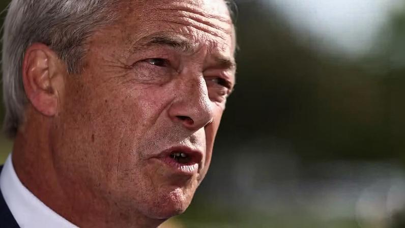 O líder do partido Reform UK, Nigel Farage, fala com a imprensa na Câmara Municipal de Havering