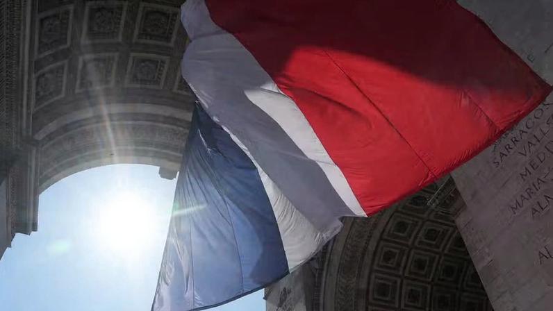 Uma bandeira francesa tremula sob o Arco do Triunfo durante uma cerimônia que marca o 81º aniversário do Dia da Vitória na Europa, que comemora o fim da Segunda Guerra Mundial na Europa, em Paris, França